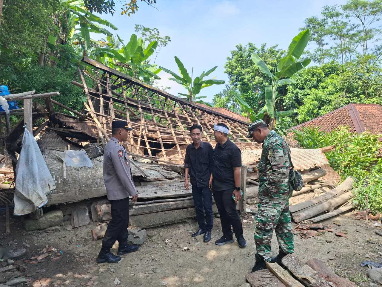 Rumah Panggung Roboh di Cibalong, Kerugian Capai Rp20 Juta